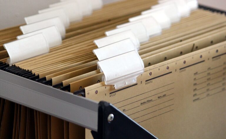 Ablagesysteme im Büro: Finde dein perfektes System! Alphabetisch geordnete Akten