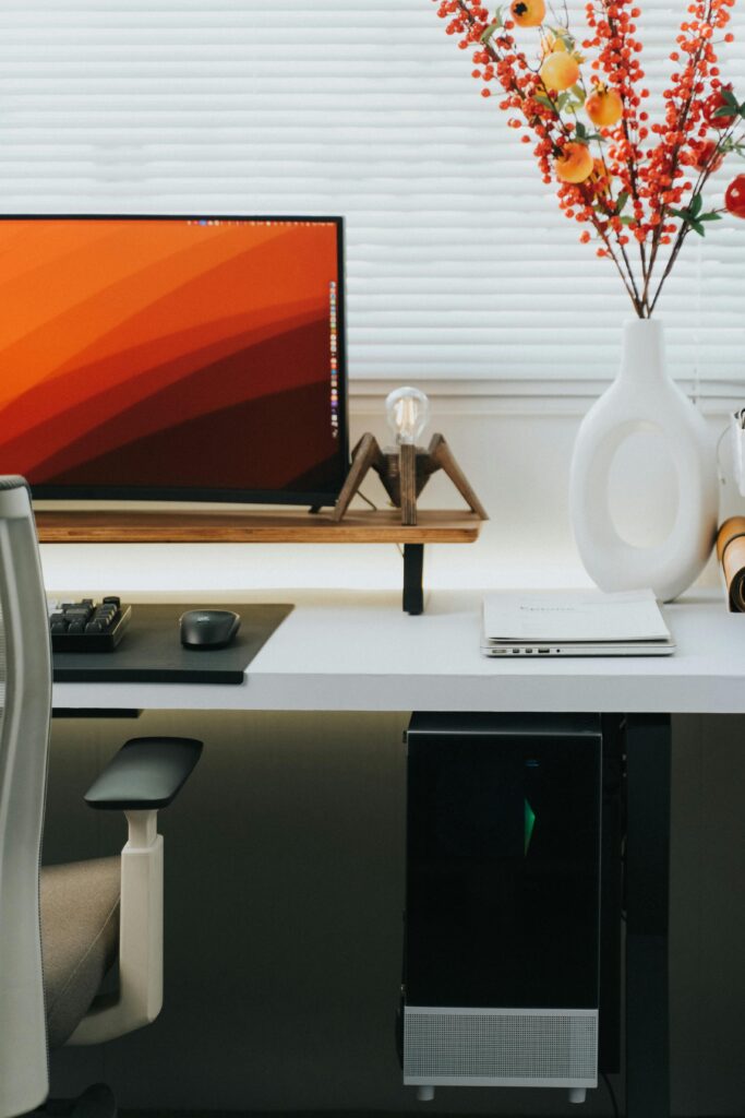 Aufgeräumter Schreibtisch mit Computer