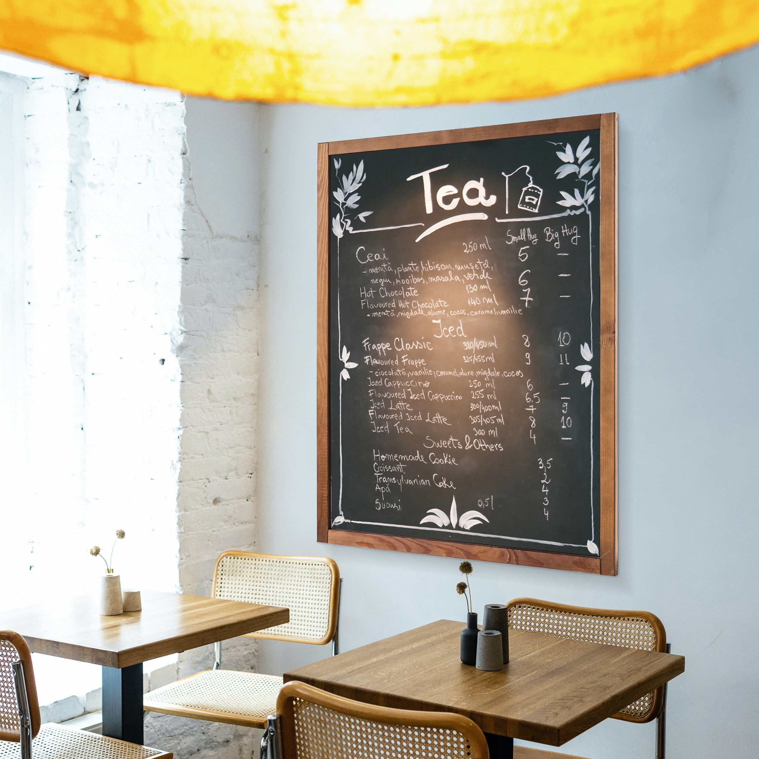 Wandtafel mit Kreidetext im Café